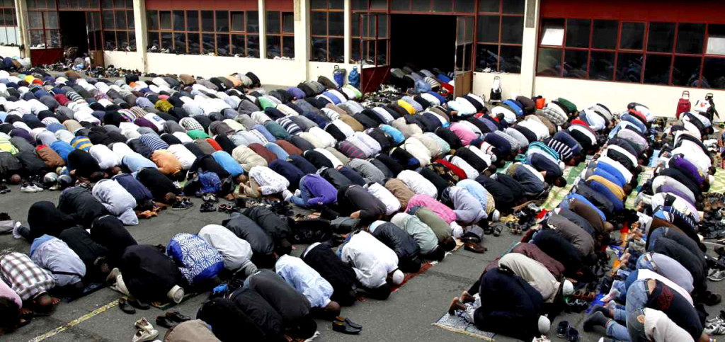 Muslims overflow outside into the courtyard for Friday prayers at a former fire brigade in Paris September 16, 2011. A French ban on street prayers came into force on Friday, driving thousands of Muslims worshippers to makeshift prayer sites around the country. REUTERS/Charles Platiau (FRANCE - Tags: RELIGION POLITICS)